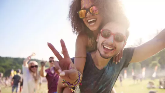 Zwei fröhliche junge Menschen an einem sonnigen Tag. 